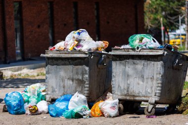Kırgızistan, Bişkek 'te 26 Mayıs 2023' te aşırı doldurulmuş çöp bidonları