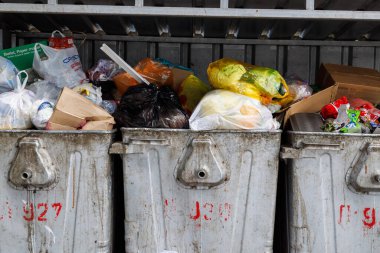 Kırgızistan, Bişkek 'te 24 Mayıs 2023' te aşırı doldurulmuş çöp bidonları