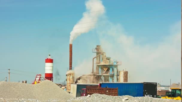 Weißer Dampf Steigt Tagsüber Aus Dem Rohr Einer Kleinen Asphaltfabrik — Stockvideo