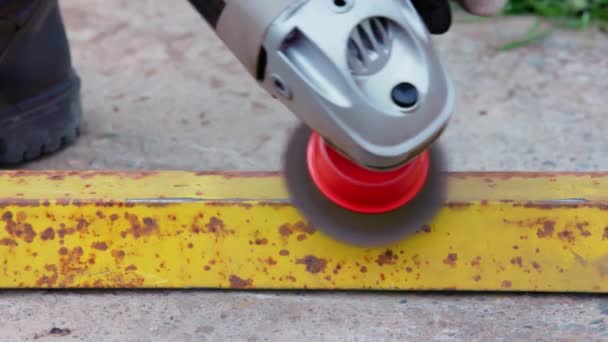 Sarı Paslı Kare Çelik Boru Açılı Öğütücü Tel Fırçayla Temizleniyor — Stok video