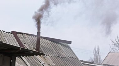 Köy hamamından çıkan siyah duman baca çelik borusu, düşük kalite kömür veya paçavralarla ısınma kavramı.
