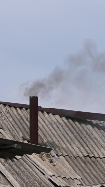 素朴な浴室煙突の鋼管から出てくる黒い煙 低品質の石炭やラグで暖房するという概念 — ストック動画