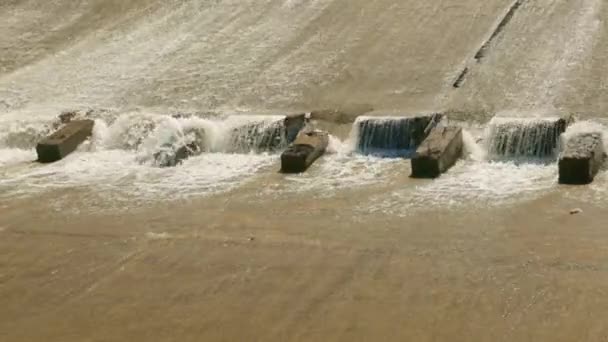 Rij Tandartsblokken Betonnen Waterkanaalhelling Die Waterstroom Naar Beneden Vertraagt — Stockvideo