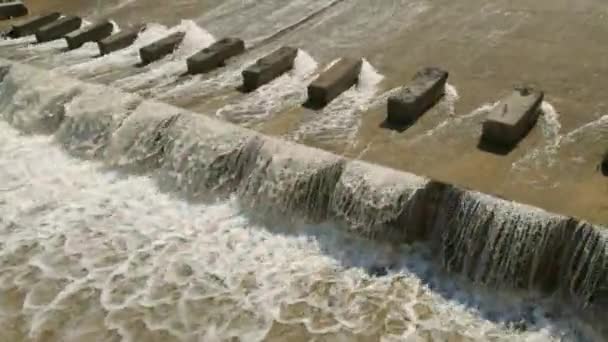 Rij Tandartsblokken Betonnen Waterkanaalhelling Die Waterstroom Naar Beneden Vertraagt — Stockvideo