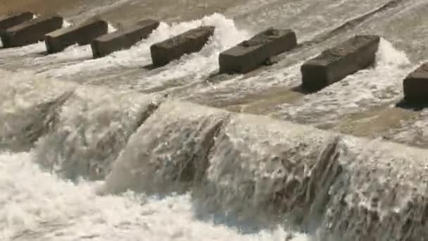 混凝土溢洪道斜坡上一排滑槽齿状的石块减慢了水流下来的速度 — 图库视频影像
