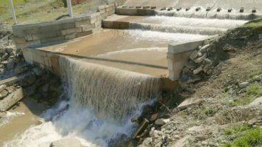 Beton sızıntısından akan su güneşli bir günde sona erer, yavaş çekim kapanır.