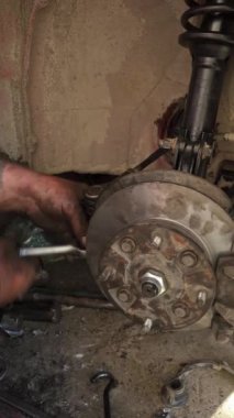 Kırgızistan, Bişkek 'teki DIY araba tamiri sırasında yaşlı Daewoo Tico' nun kırsal mekanik sıkılaştırıcı direksiyon ucu - 1 Nisan 2024