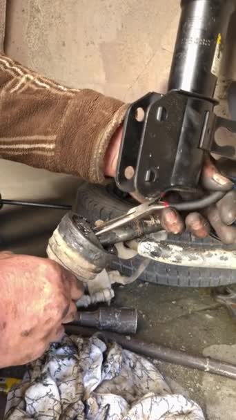 Ρουστίκ Μηχανικός Αποσυναρμολόγηση Δαχτυλίδι Διατήρησης Κοινό Παλιό Daewoo Tico Κατά — Αρχείο Βίντεο