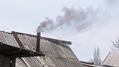 Köy hamamından çıkan siyah duman baca çelik borusu, düşük kalite kömür veya paçavralarla ısınma kavramı.