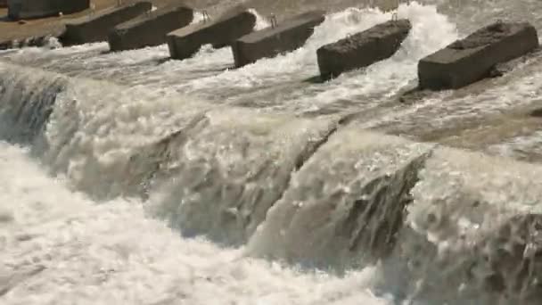 Ряд Зубних Блоків Бетонних Каналах Протікання Води Уповільнює Потік Води — стокове відео