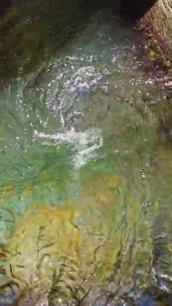 Vórtice Flujo Agua Transparente Que Aparece Desaparece Vista Ángulo Alto — Vídeo de stock