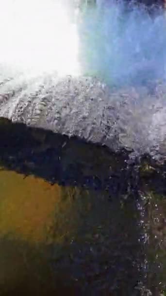 Sűrű Vízáramlás Egy Kis Gát Belsejében Amely Átfolyik Betongáton Közelkép — Stock videók