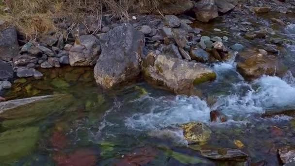 晴れた春の夕方に山の崖の下の山の川 川に沿って傾斜して左にパンニング — ストック動画