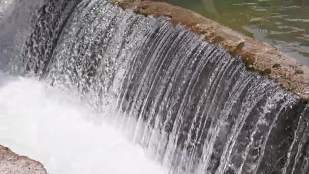 Água Que Flui Sobre Barreira Concreto Uma Fileira Truques Finos — Vídeo de Stock