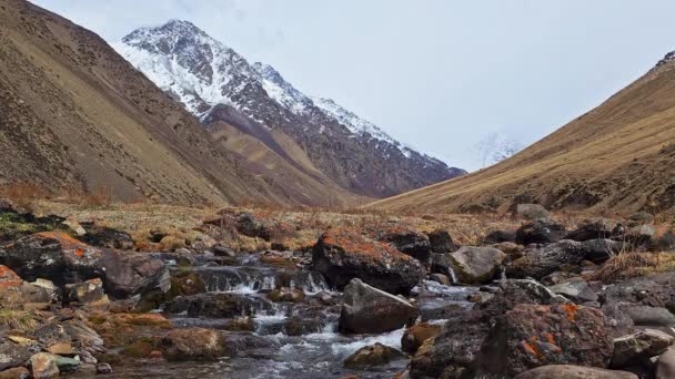 Río Montaña Con Picos Cubiertos Nieve Fondo Noche Primavera — Vídeos de Stock