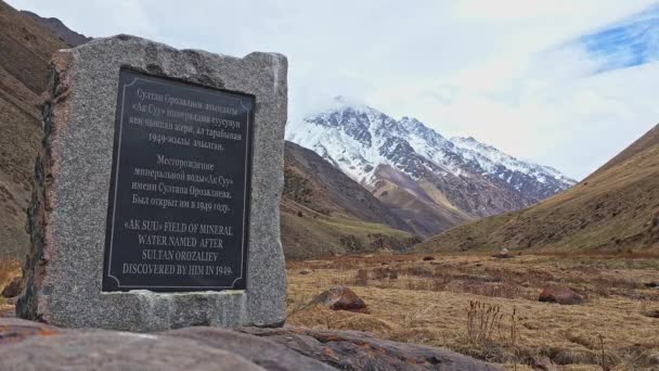 Stein Mit Der Inschrift Suu Mineralwasserfeld Benannt Nach Sultan Osoraliev — Stockvideo