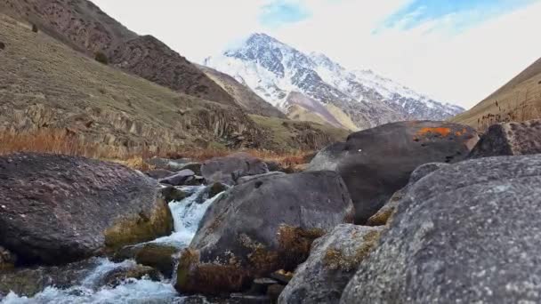 Βουνό Ποτάμι Χιόνι Καλύπτονται Κορυφές Στο Παρασκήνιο Την Άνοιξη Βράδυ — Αρχείο Βίντεο