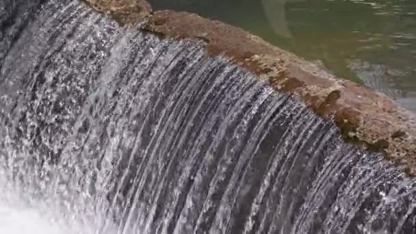 Agua Que Fluye Sobre Barrera Hormigón Una Fila Goteos Finos — Vídeo de stock