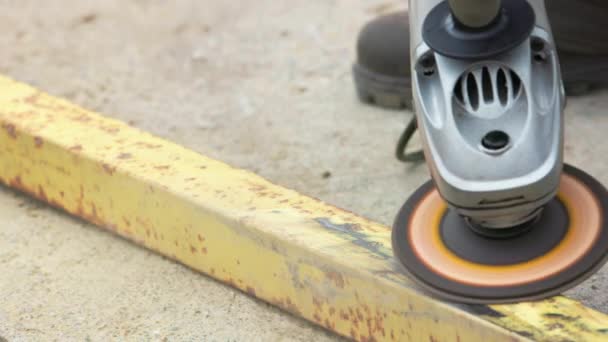 黄色い錆ついた正方形の鋼管は角度の粉砕機およびフラップ ディスクときれいにされています スローモーションでクローズアップ — ストック動画