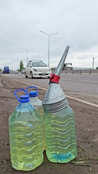 Автомобілі Проходять Через Пластикові Пляшки Бензином Стороні Дороги Наповнювачем Концепція — стокове відео