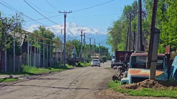 Vecchi Camion Traffico Occasionale Sulla Strada Rurale Del Kirghizistan Nel — Video Stock