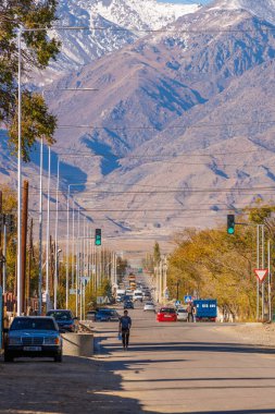 21 Ekim 2022 'de Balykchy, Kırgızistan' da güneşli bir sonbahar öğleden sonrasında küçük bir Orta Asya kasabası caddesi.