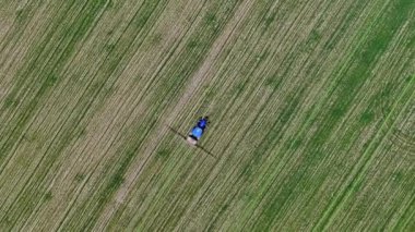 tarımsal traktör yeşil alana kimyasallar püskürtüyor, tam çerçeve hava yüksek açı görüntüsü