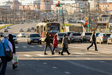 Rusya 'nın Tula şehrinde güneşli bir sabahta şehrin önünden geçen yayalar - 23 Ekim 2021