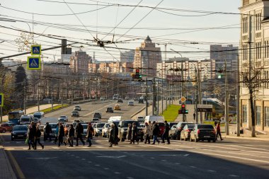 Rusya 'nın Tula şehrinde güneşli bir sabahta şehrin önünden geçen yayalar - 23 Ekim 2021