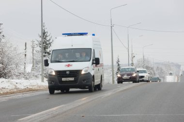 Rusya, Tula 'da bulutlu bir günde, 9 Aralık' ta, içinde iki kadın bulunan beyaz ambulans minibüsü kış yolu boyunca yol alıyor. 2021