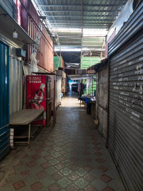 Kırgızistan, Bişkek 'teki Dordoi Çarşısı' ndaki ticaret konteynırları arasındaki boş dar geçit - 20 Mart 2023