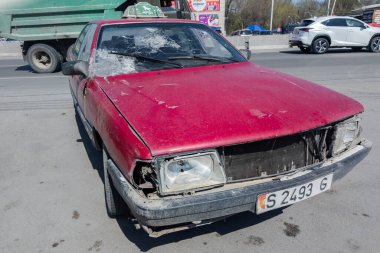 Sokuluk, Kurgyzstan 'da güneşli bir yaz caddesinde ağır bir şekilde kullanıldı.