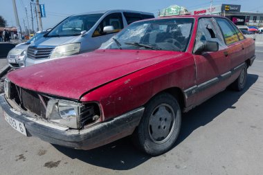 Sokuluk, Kurgyzstan 'da güneşli bir yaz caddesinde ağır bir şekilde kullanıldı.