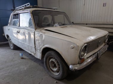 Sokuluk, Kırgızistan 'da bir araba tamirhanesinde dövülmüş eski beyaz Sovyet arabası - 1 Haziran 2023