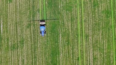tarımsal traktör yeşil alana kimyasallar püskürtüyor, tam çerçeve hava yüksek açı görüntüsü