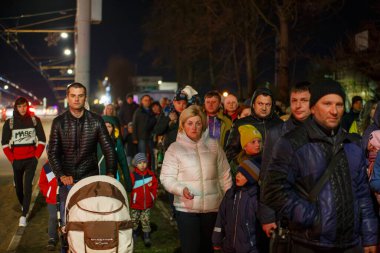 Rusya 'nın Tula şehrinde zafer günü kutlamalarının ardından 9 Mayıs 2021' de Rus halkı gece kaldırımda yürüyordu.