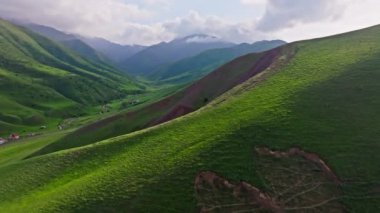 Geniş açık alanlar, yemyeşil tepeler ve bulutlu gökyüzü altında dingin vadiler, kırgızistan 'daki Jailoo otlaklarının sükunetini ve güzelliğini gözler önüne seriyor.