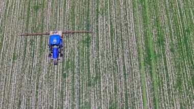 tarımsal traktör yeşil alana kimyasallar püskürtüyor, tam çerçeve hava yüksek açı görüntüsü