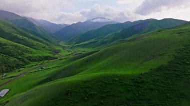 Geniş açık alanlar, yemyeşil tepeler ve bulutlu gökyüzü altında dingin vadiler, kırgızistan 'daki Jailoo otlaklarının sükunetini ve güzelliğini gözler önüne seriyor.