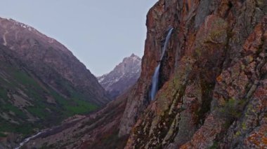 Bahar akşamında Belogorka şelalesi, insansız hava aracı manzarası.