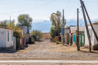 Kırgızistan, Balykchy 'de güneşli bir sonbahar gününde küçük Kırgız kasabasının sokakları - 21 Ekim 2022