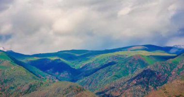 Yaz sabahı dağlarda süzülen bulutlar, telefoto zaman dilimi.