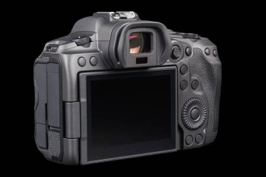 Siyah 2020 'ler profesyonel 35 mm aynasız kamera gövdesi siyah arkaplan ve dikiz aynasından izole edilmiş.