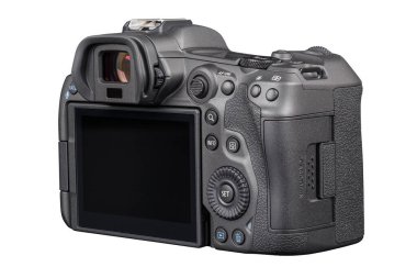 Canon R5 - Siyah profesyonel 35 mm tam kare aynasız kamera gövdesi beyaz arkaplanda izole edilmiş ve odak yığını Tula, Rusya, 15 Eylül 2021