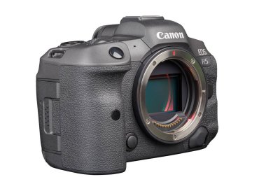 Canon R5 - Siyah profesyonel 35 mm tam kare aynasız kamera gövdesi beyaz arkaplanda izole edilmiş ve odak yığını Tula, Rusya, 15 Eylül 2021