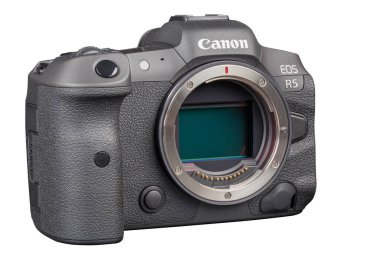 Canon R5 - Siyah profesyonel 35 mm tam kare aynasız kamera gövdesi beyaz arkaplanda izole edilmiş ve odak yığını Tula, Rusya, 15 Eylül 2021