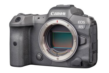 Canon R5 - Siyah profesyonel 35 mm tam kare aynasız kamera gövdesi beyaz arkaplanda izole edilmiş ve odak yığını Tula, Rusya, 15 Eylül 2021