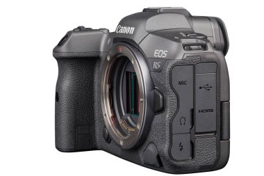 Canon R5 - Siyah profesyonel 35 mm tam kare aynasız kamera gövdesi beyaz arkaplanda izole edilmiş ve odak yığını Tula, Rusya, 15 Eylül 2021