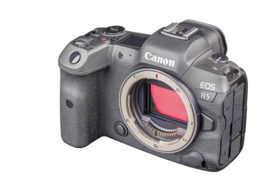Canon R5 - Siyah profesyonel 35 mm tam kare aynasız kamera gövdesi beyaz arkaplanda izole edilmiş ve odak yığını Tula, Rusya, 15 Eylül 2021