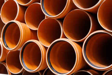 Kauçuk kapaklı kahverengi plastik tesisat boruları - tam kare yakın plan